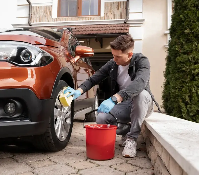 Lavage auto à domicile Charnay-lès-Mâcon : professionnel intervenant sur un véhicule